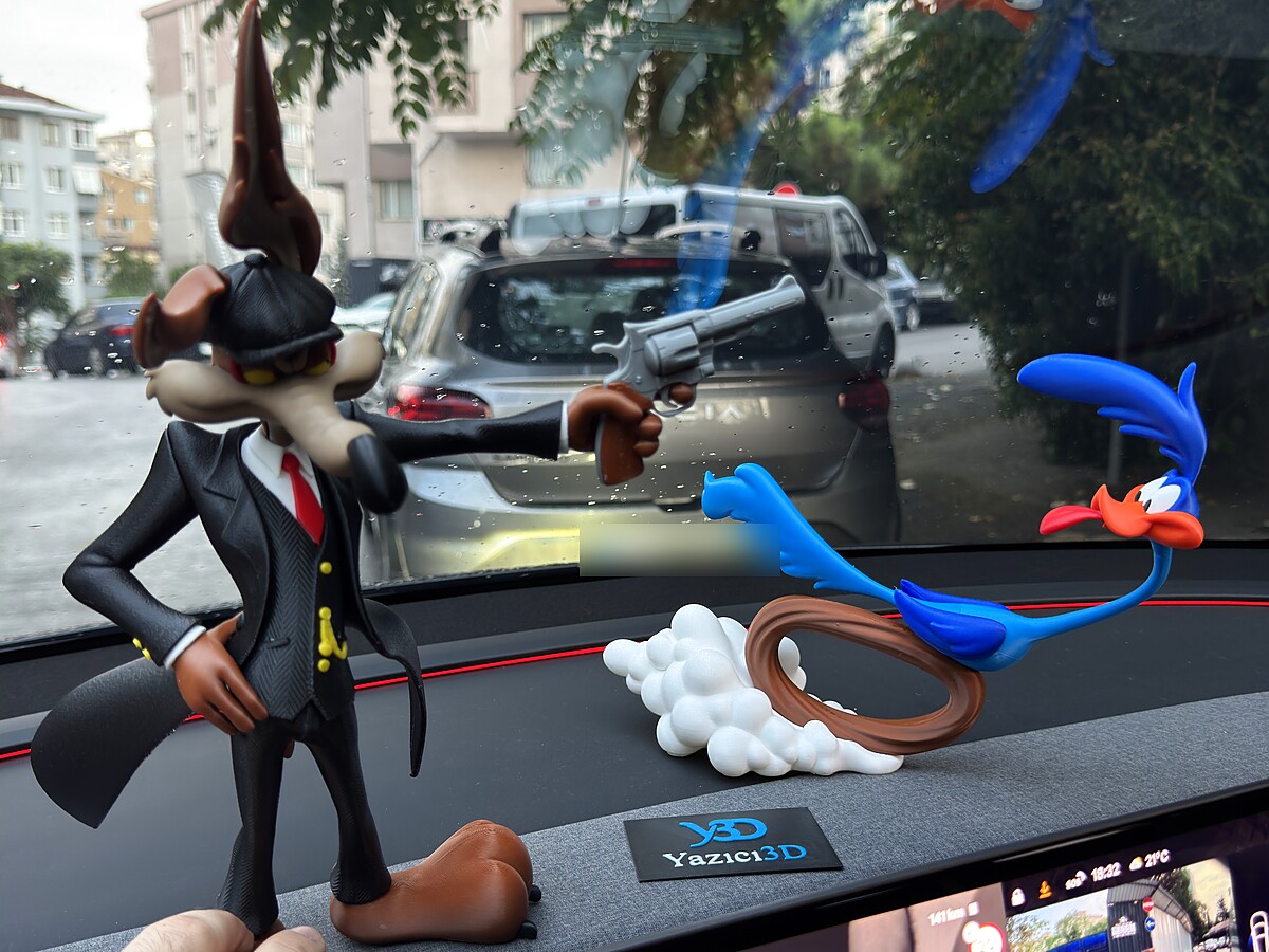 Wile E. Coyote ve Road Runner figürleri