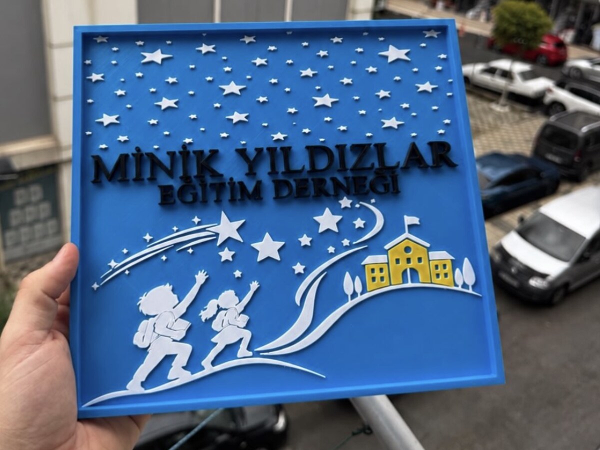 Mavi zeminli, yıldızlı gökyüzü ve okul temalı kuruma özel pano