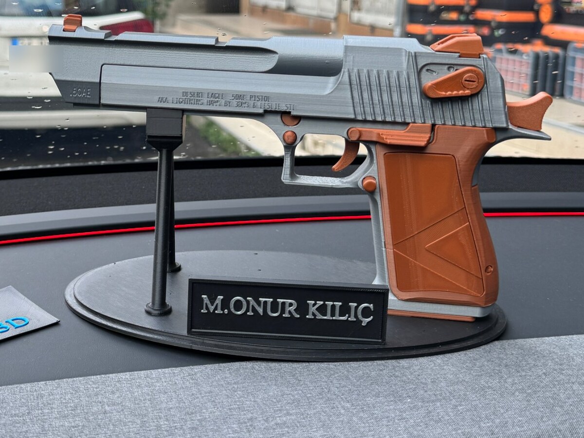 Kişiye özel isim plakalı Desert Eagle replikası, standıyla
